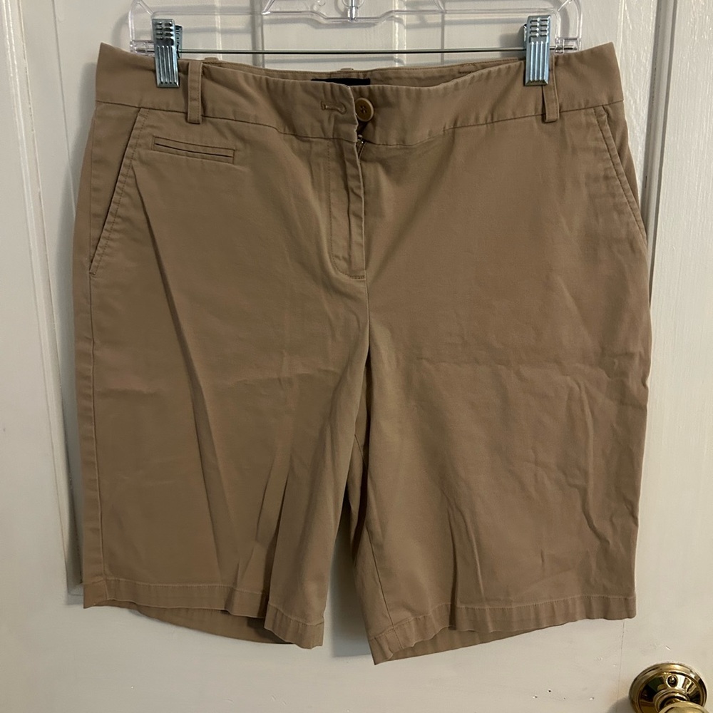 True khaki shorts in great used condition. Sz 12 petite